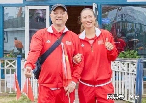 郑钦文俏皮摘掉父亲帽子：我爸是一个很社牛的人，他还是有点东西的