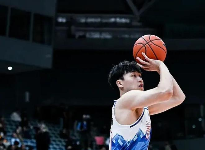 新疆伤病引头疼！6人伤停，齐麟感冒初期，李炎哲杨芮快复出了！